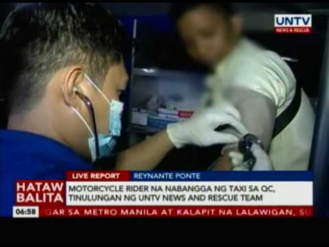 Bike rider na nabangga ng taxi sa Quezon City,  tinulungan ng UNTV Data and Rescue team of workers