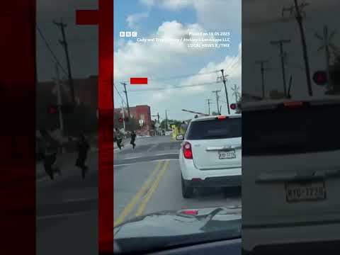 Passengers hurry seconds ahead of insist hits their automobile. #Shorts #Texas #BBCNews