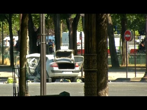 Automobile crashes into police van in Paris’ Champs-Élysées