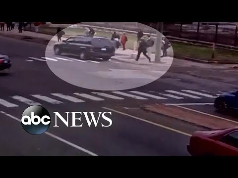 Unbelievable video captures hero cop stopping driverless SUV from hitting kids l ABC News