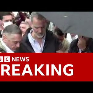 Offended crowds confront Spanish king in flood-hit Valencia | BBC News