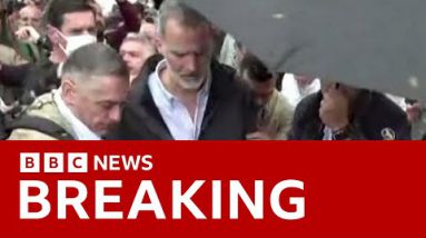 Offended crowds confront Spanish king in flood-hit Valencia | BBC News