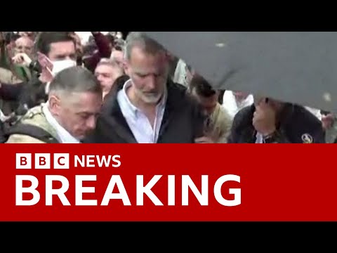 Offended crowds confront Spanish king in flood-hit Valencia | BBC News